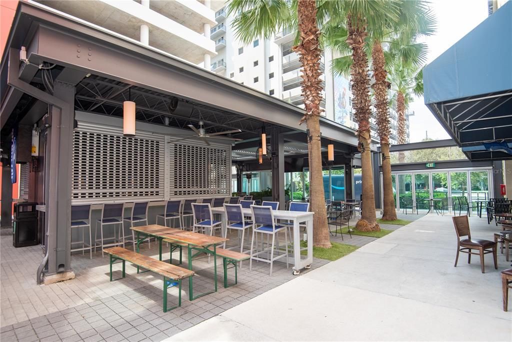 For Rent: $2,300 (1 beds, 1 baths, 840 Square Feet)