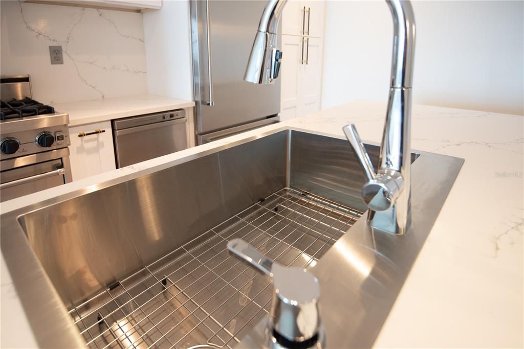 For Rent: $2,300 (1 beds, 1 baths, 840 Square Feet)