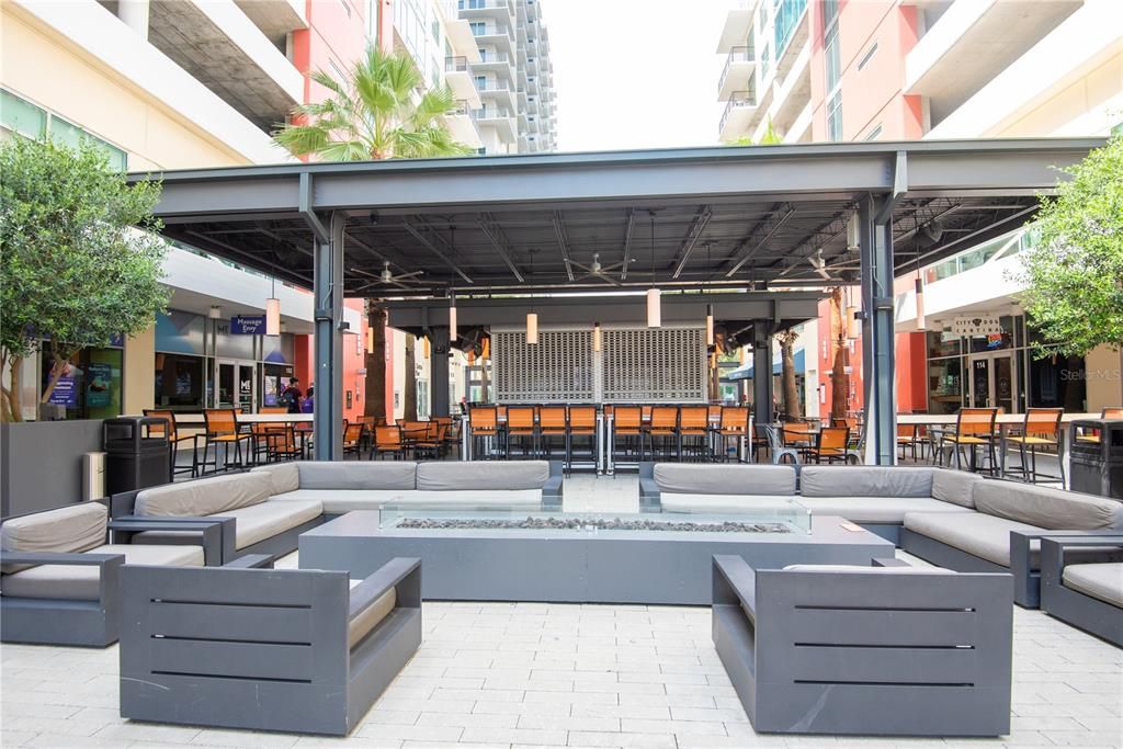 For Rent: $2,300 (1 beds, 1 baths, 840 Square Feet)