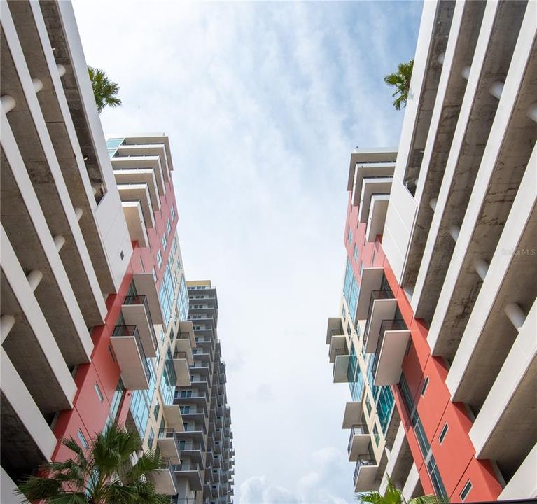 For Rent: $2,300 (1 beds, 1 baths, 840 Square Feet)