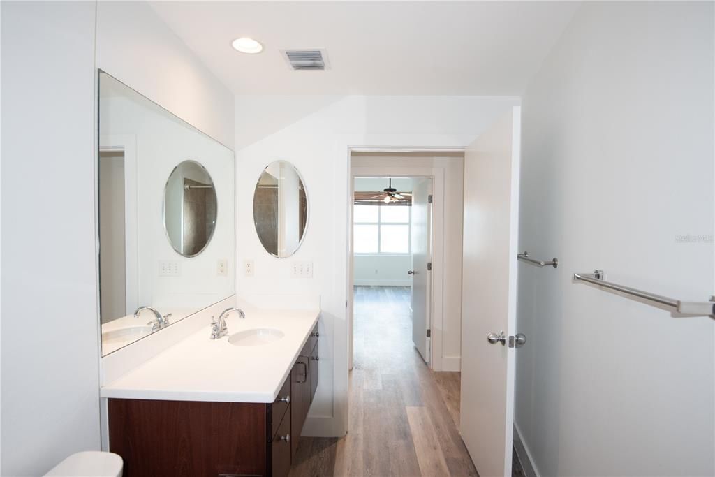 For Rent: $2,300 (1 beds, 1 baths, 840 Square Feet)