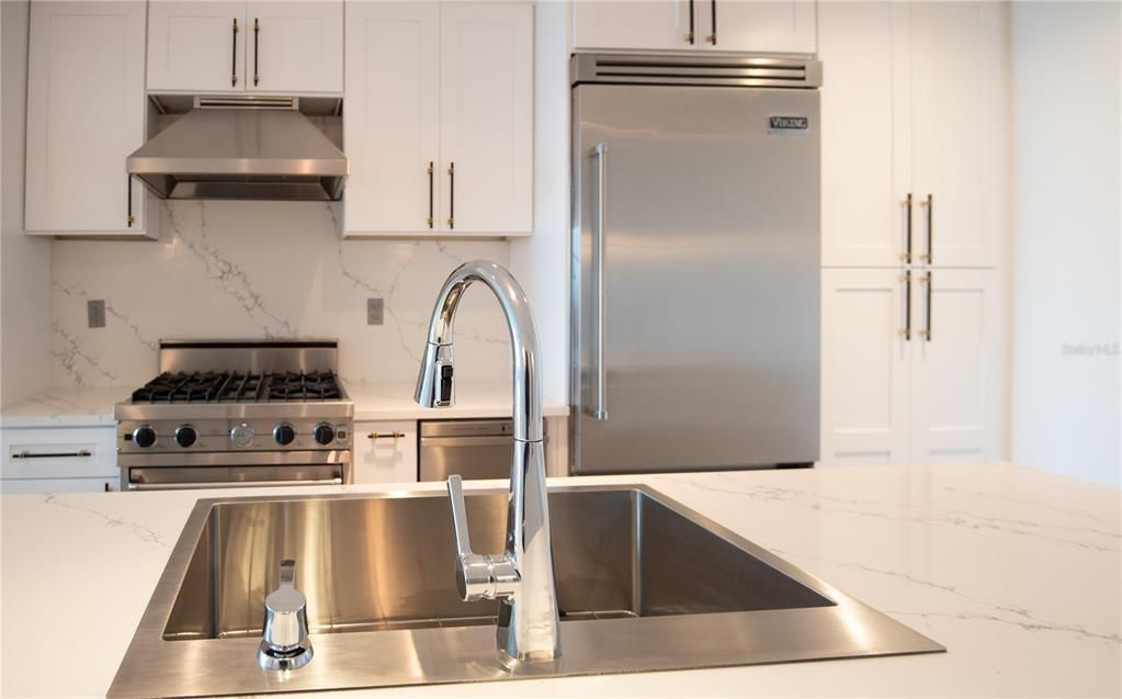 For Rent: $2,300 (1 beds, 1 baths, 840 Square Feet)