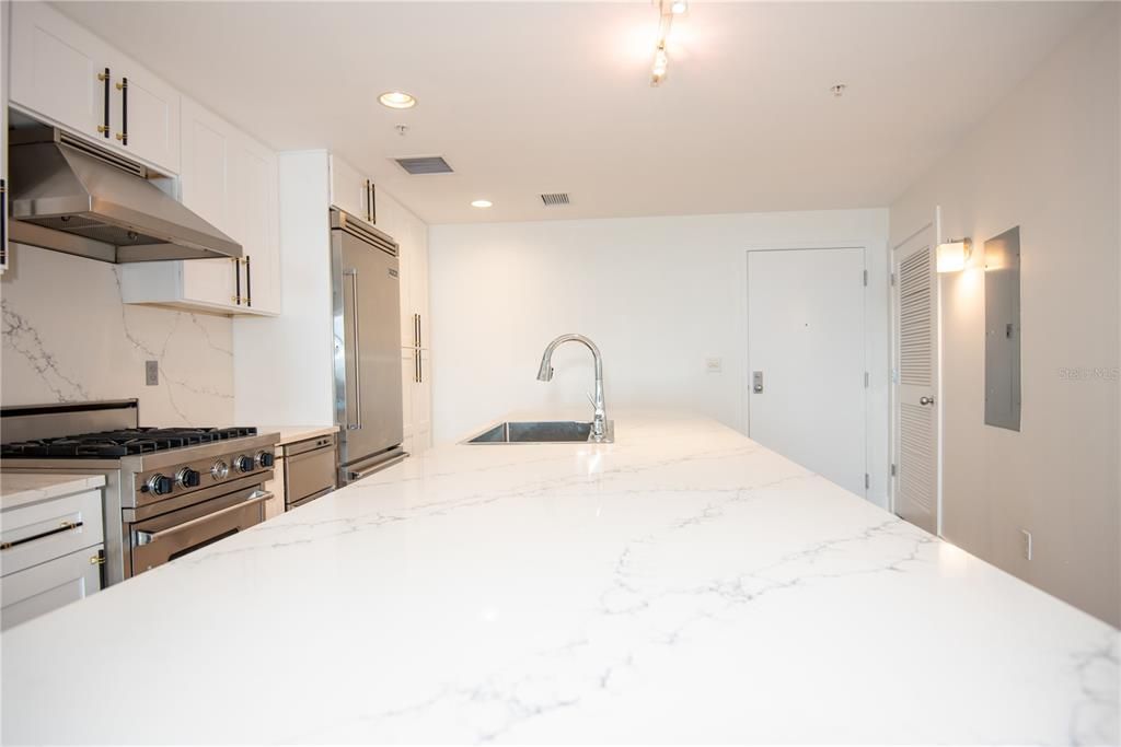 For Rent: $2,300 (1 beds, 1 baths, 840 Square Feet)