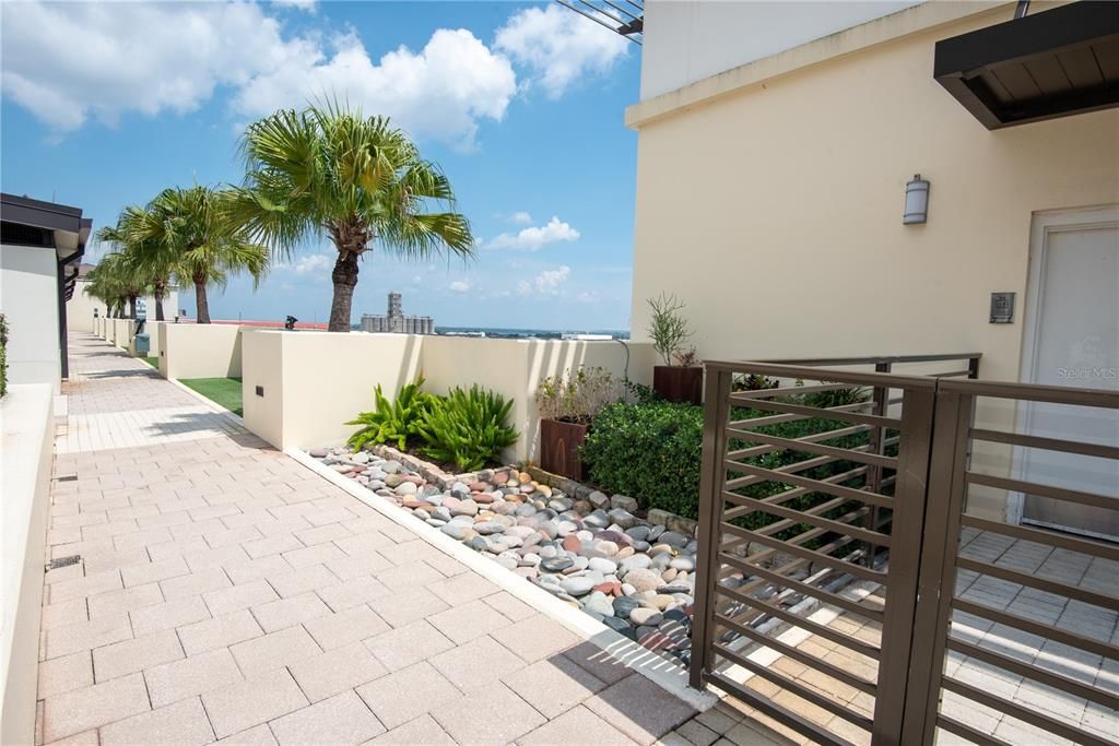 For Rent: $2,300 (1 beds, 1 baths, 840 Square Feet)