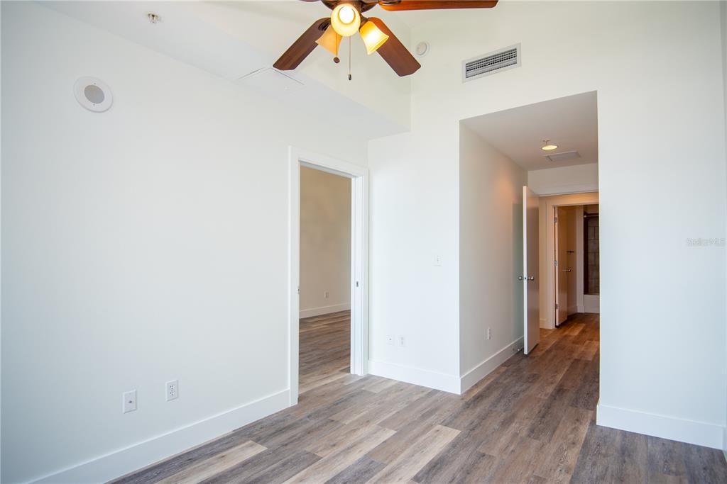 For Rent: $2,300 (1 beds, 1 baths, 840 Square Feet)