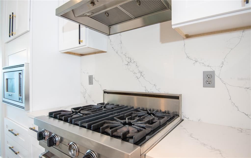 For Rent: $2,300 (1 beds, 1 baths, 840 Square Feet)