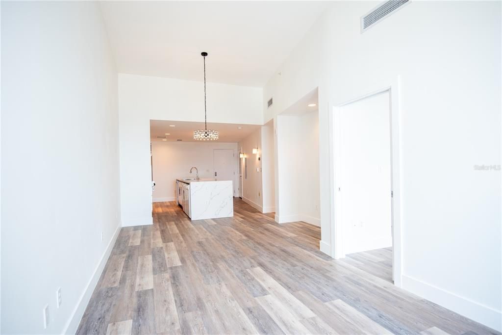 For Rent: $2,300 (1 beds, 1 baths, 840 Square Feet)