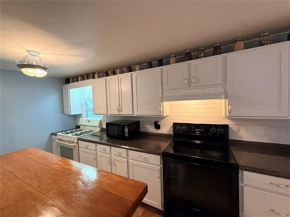 For Sale: $268,500 (3 beds, 3 baths, 1728 Square Feet)