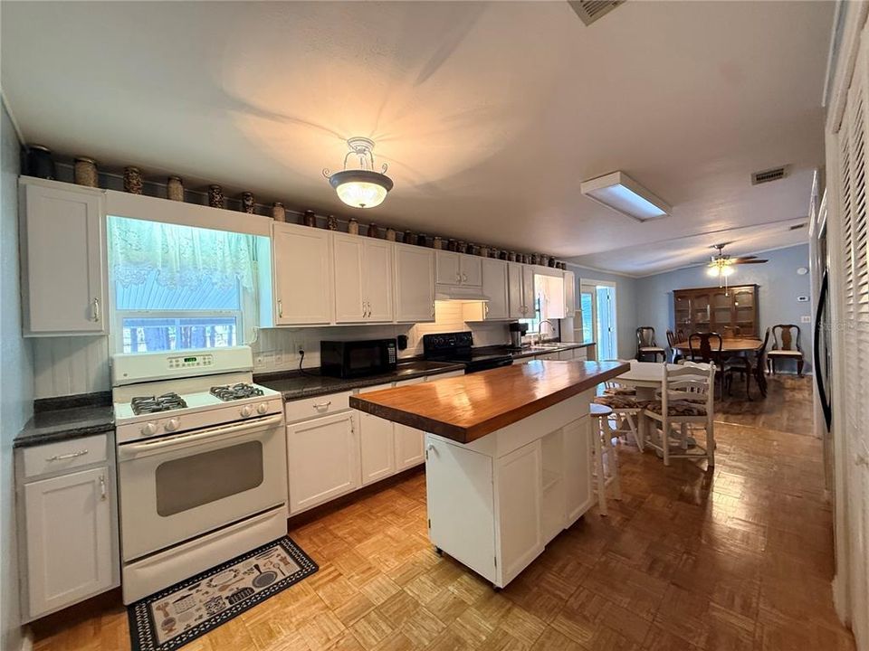 For Sale: $268,500 (3 beds, 3 baths, 1728 Square Feet)