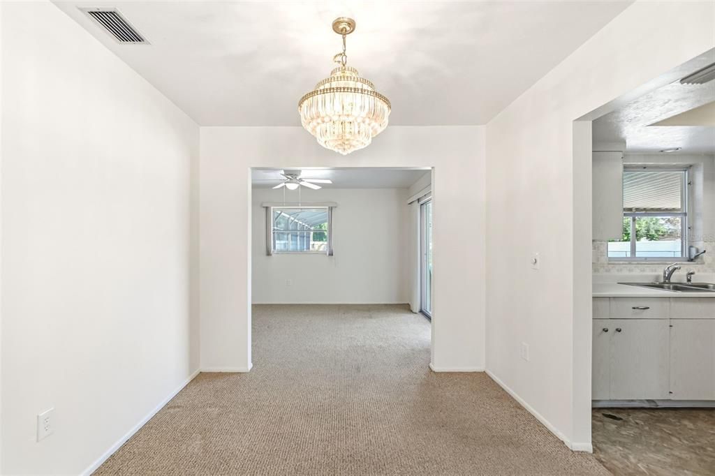 Activo con contrato: $385,000 (3 camas, 2 baños, 1474 Pies cuadrados)