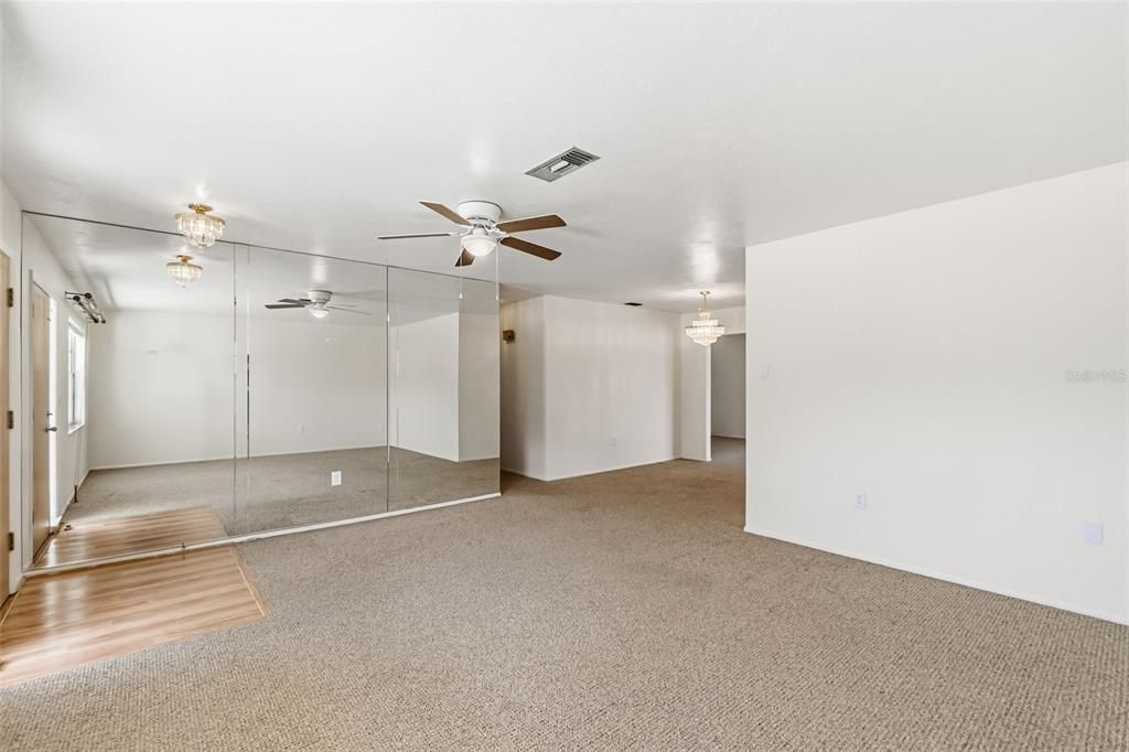 Activo con contrato: $385,000 (3 camas, 2 baños, 1474 Pies cuadrados)