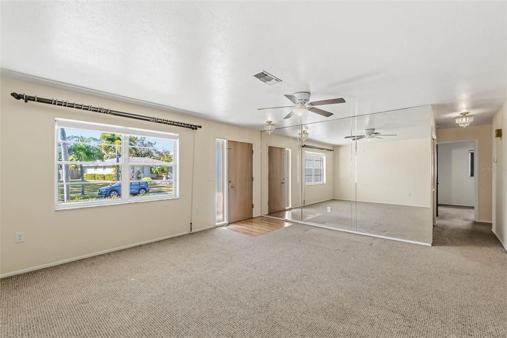 Activo con contrato: $385,000 (3 camas, 2 baños, 1474 Pies cuadrados)