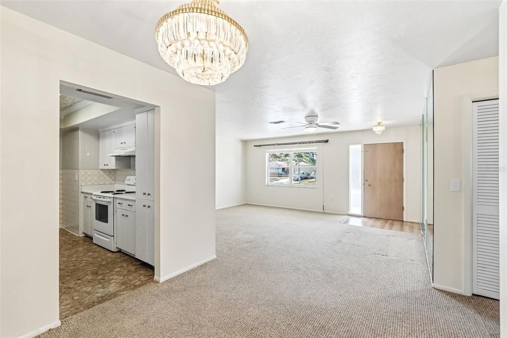 Activo con contrato: $385,000 (3 camas, 2 baños, 1474 Pies cuadrados)