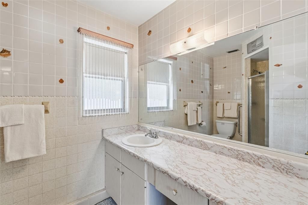 Activo con contrato: $385,000 (3 camas, 2 baños, 1474 Pies cuadrados)