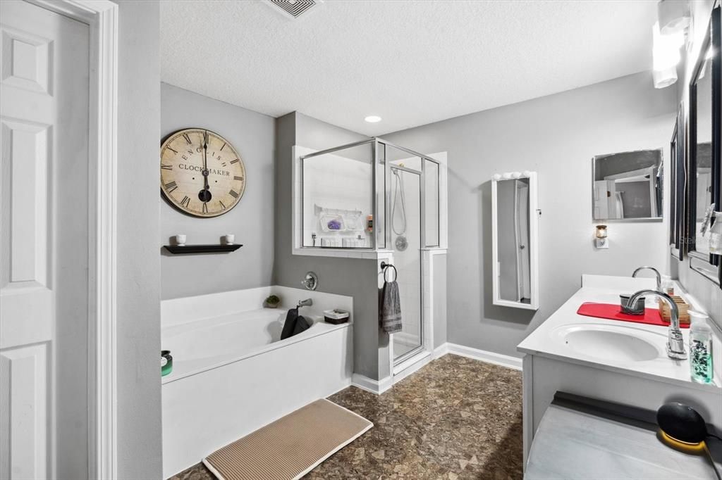 待售: $350,000 (4 贝兹, 2 浴室, 1958 平方英尺)