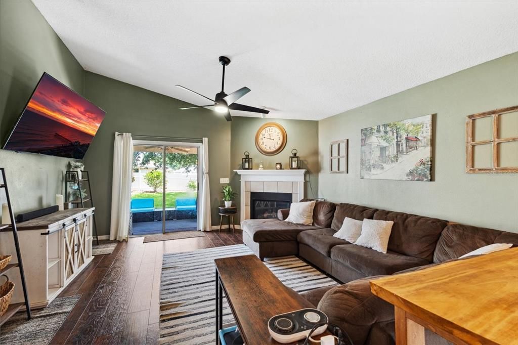 待售: $350,000 (4 贝兹, 2 浴室, 1958 平方英尺)