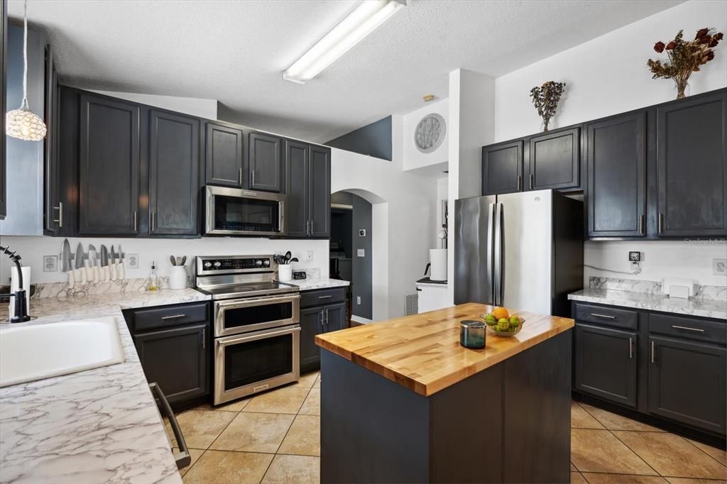 待售: $350,000 (4 贝兹, 2 浴室, 1958 平方英尺)