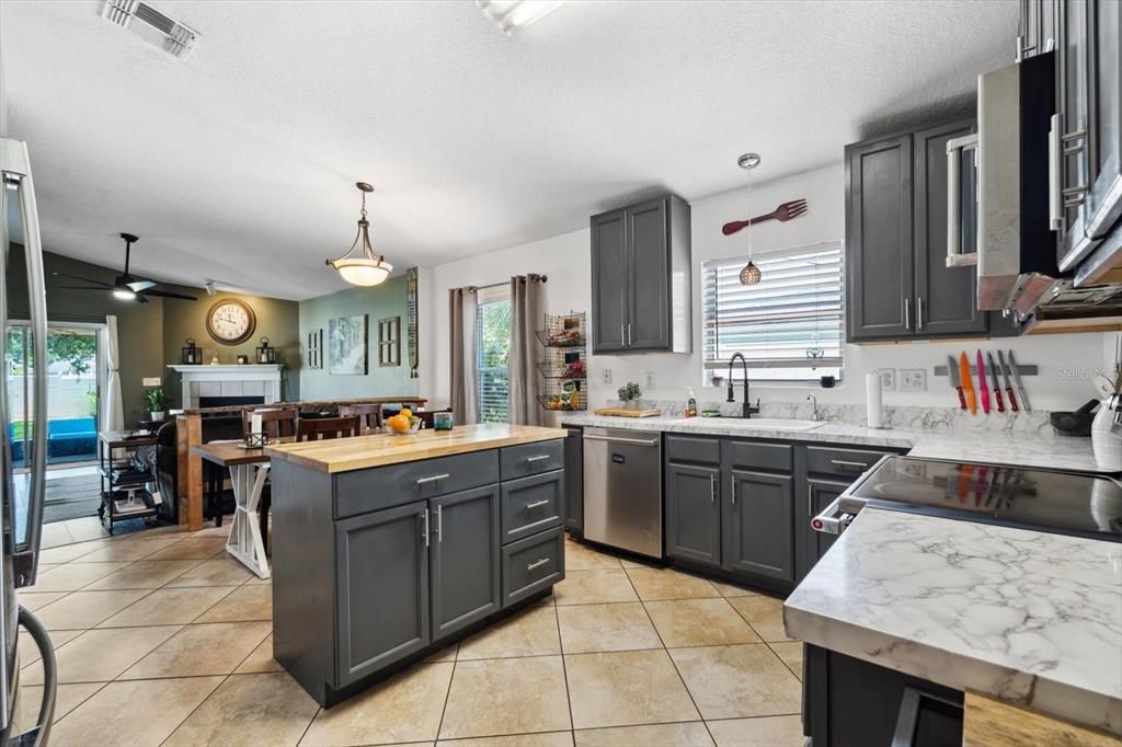 待售: $350,000 (4 贝兹, 2 浴室, 1958 平方英尺)