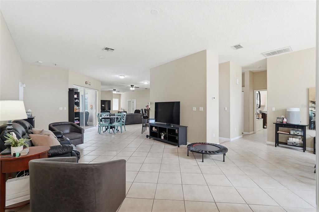 For Sale: $359,900 (5 beds, 3 baths, 2782 Square Feet)