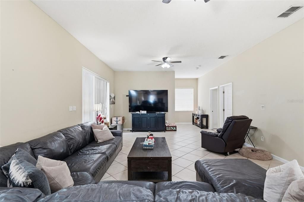 For Sale: $359,900 (5 beds, 3 baths, 2782 Square Feet)