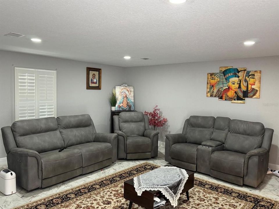 For Sale: $529,900 (4 beds, 2 baths, 2263 Square Feet)