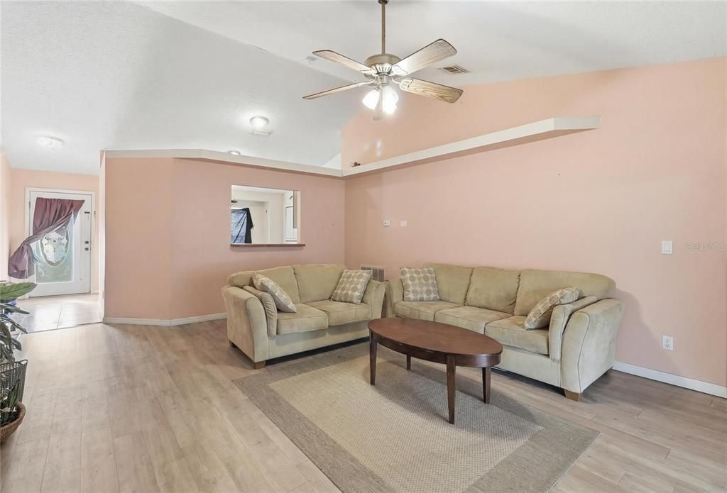 待售: $350,000 (3 贝兹, 2 浴室, 1399 平方英尺)