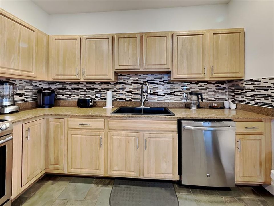 出租: $3,145 (3 贝兹, 2 浴室, 1674 平方英尺)