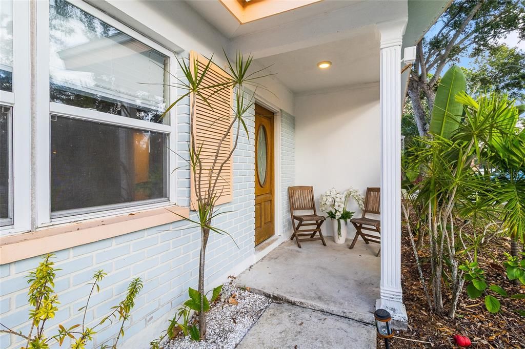 For Sale: $349,000 (2 beds, 1 baths, 879 Square Feet)