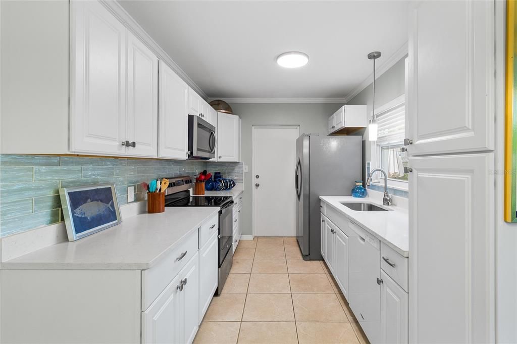 For Sale: $349,000 (2 beds, 1 baths, 879 Square Feet)