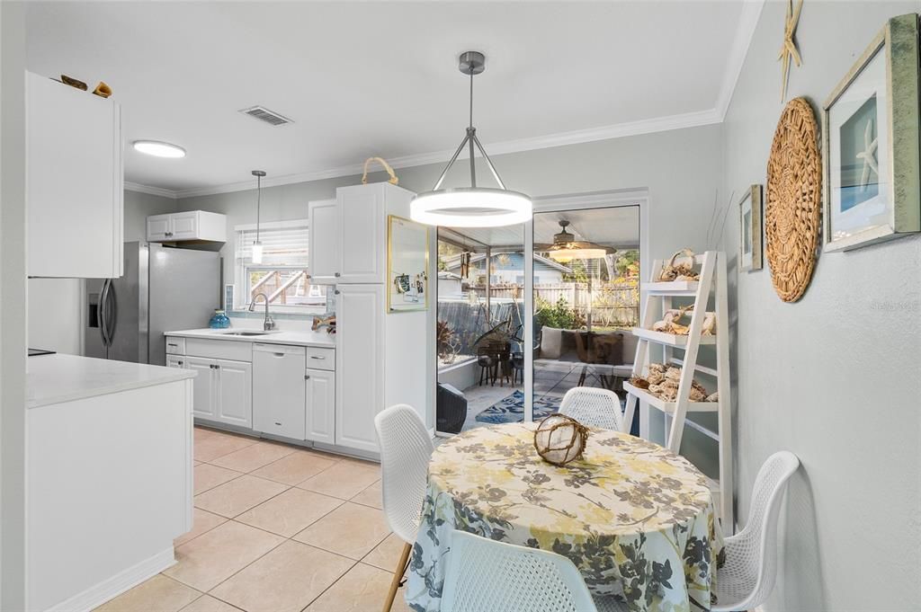 For Sale: $349,000 (2 beds, 1 baths, 879 Square Feet)