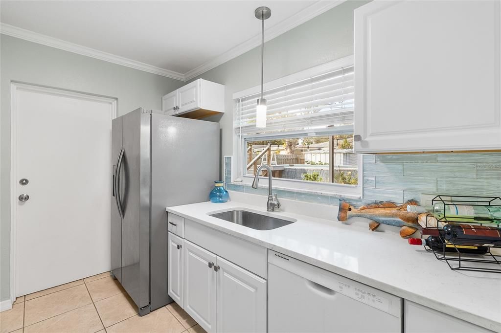 For Sale: $349,000 (2 beds, 1 baths, 879 Square Feet)