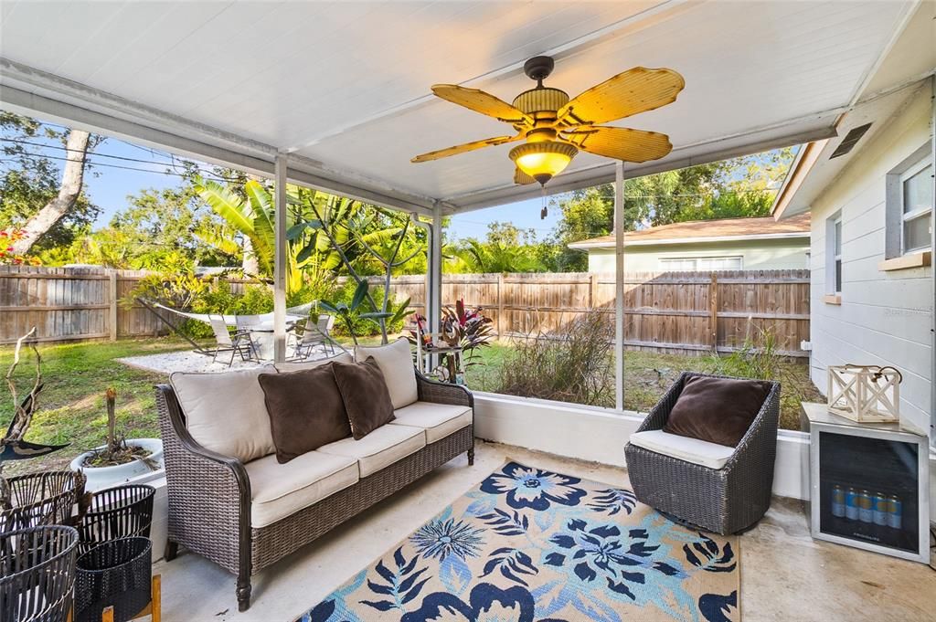 For Sale: $349,000 (2 beds, 1 baths, 879 Square Feet)