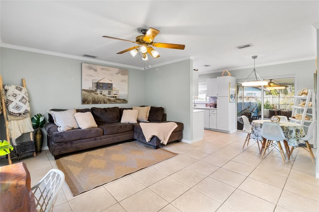 For Sale: $349,000 (2 beds, 1 baths, 879 Square Feet)