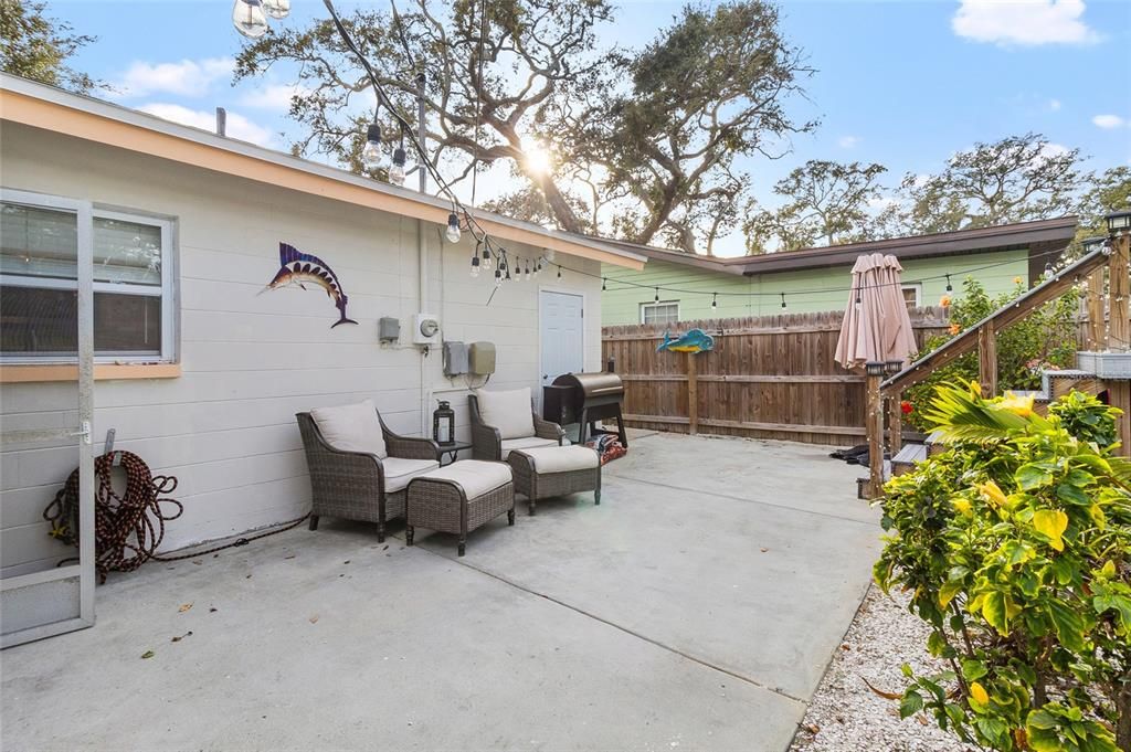 For Sale: $349,000 (2 beds, 1 baths, 879 Square Feet)