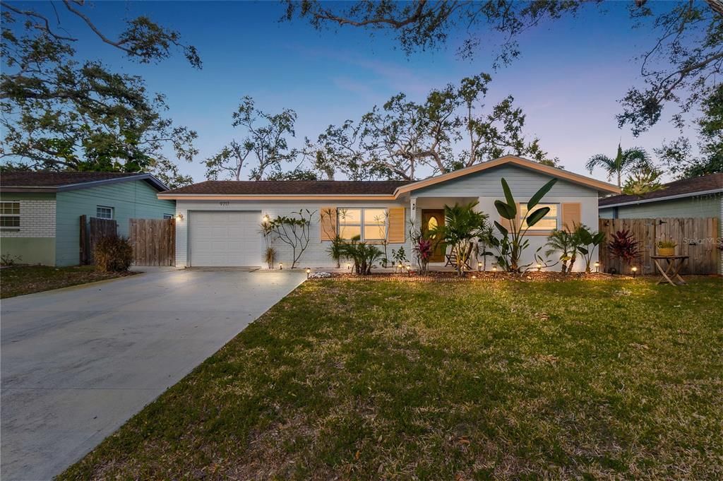 For Sale: $349,000 (2 beds, 1 baths, 879 Square Feet)