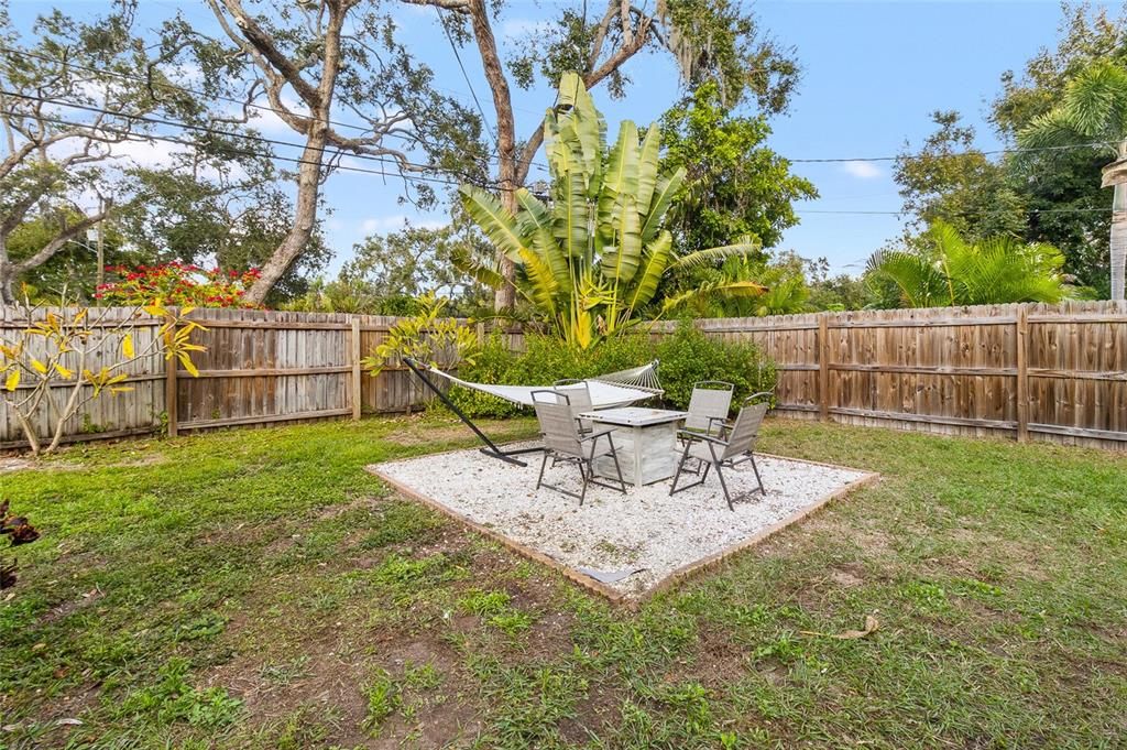 For Sale: $349,000 (2 beds, 1 baths, 879 Square Feet)