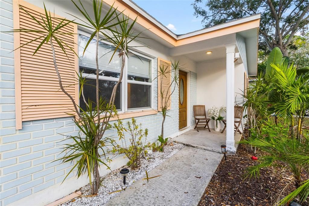 For Sale: $349,000 (2 beds, 1 baths, 879 Square Feet)