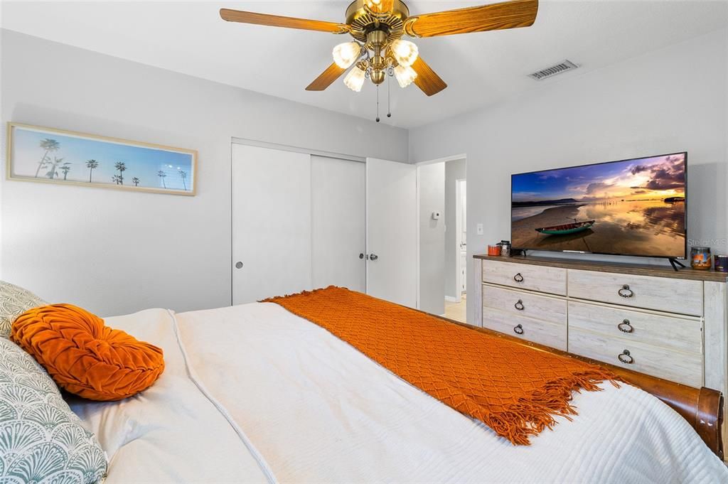 For Sale: $349,000 (2 beds, 1 baths, 879 Square Feet)