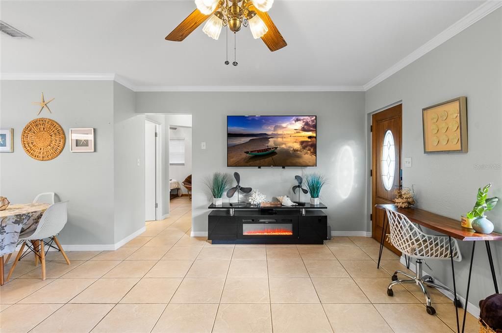 For Sale: $349,000 (2 beds, 1 baths, 879 Square Feet)