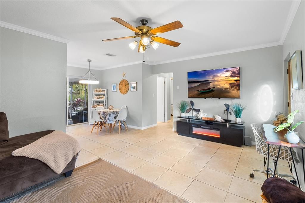 For Sale: $349,000 (2 beds, 1 baths, 879 Square Feet)