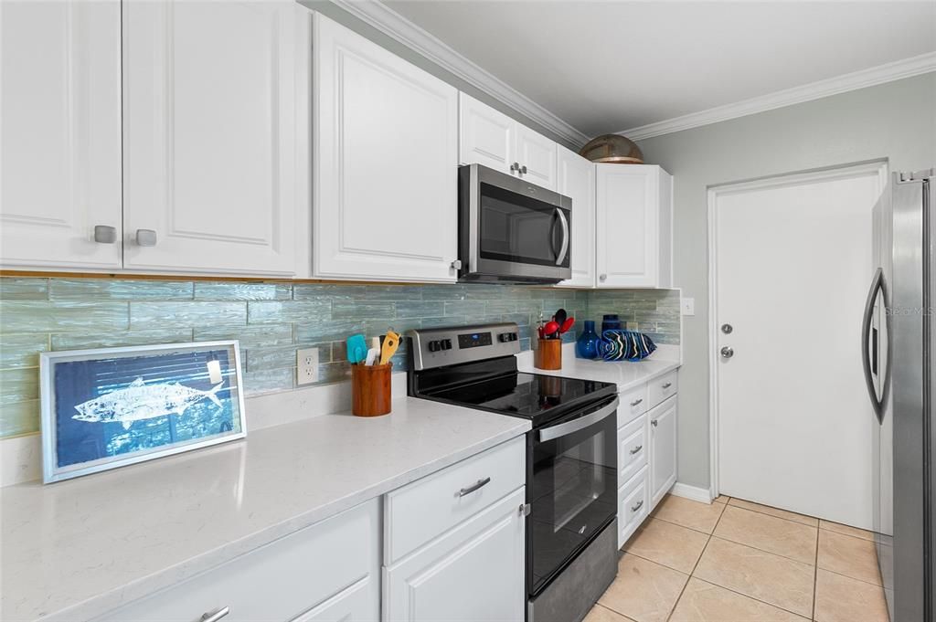 For Sale: $349,000 (2 beds, 1 baths, 879 Square Feet)