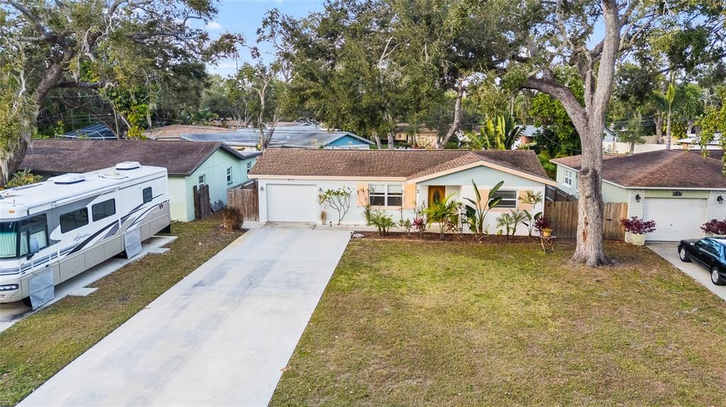 For Sale: $349,000 (2 beds, 1 baths, 879 Square Feet)