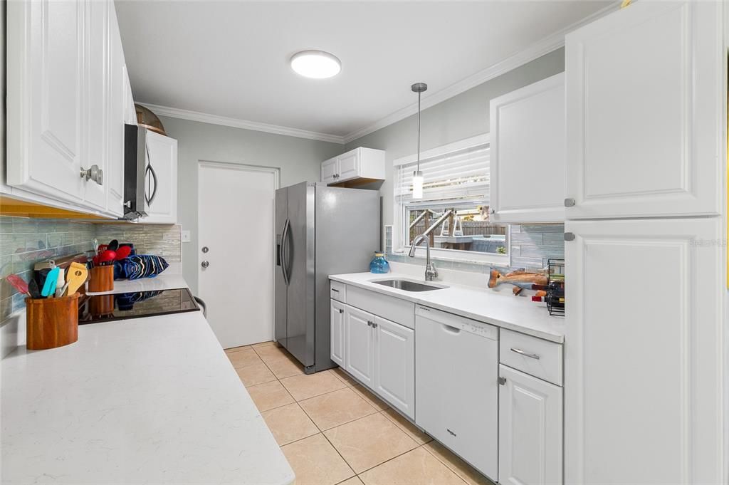 For Sale: $349,000 (2 beds, 1 baths, 879 Square Feet)