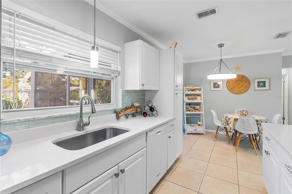 For Sale: $349,000 (2 beds, 1 baths, 879 Square Feet)