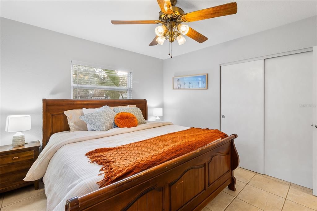 For Sale: $349,000 (2 beds, 1 baths, 879 Square Feet)