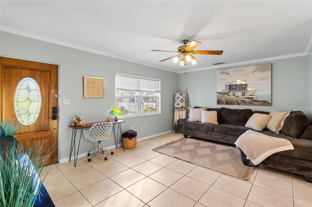 For Sale: $349,000 (2 beds, 1 baths, 879 Square Feet)