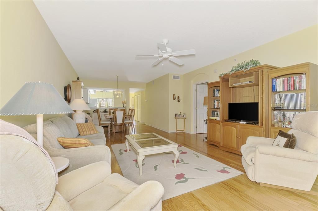 待售: $209,000 (2 贝兹, 2 浴室, 1176 平方英尺)