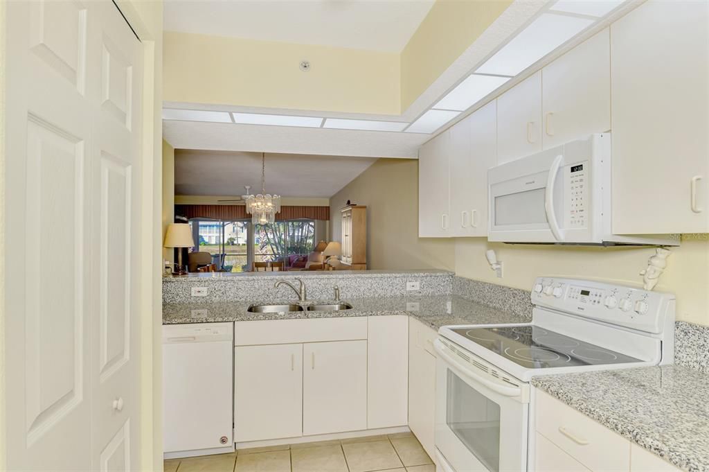 待售: $209,000 (2 贝兹, 2 浴室, 1176 平方英尺)