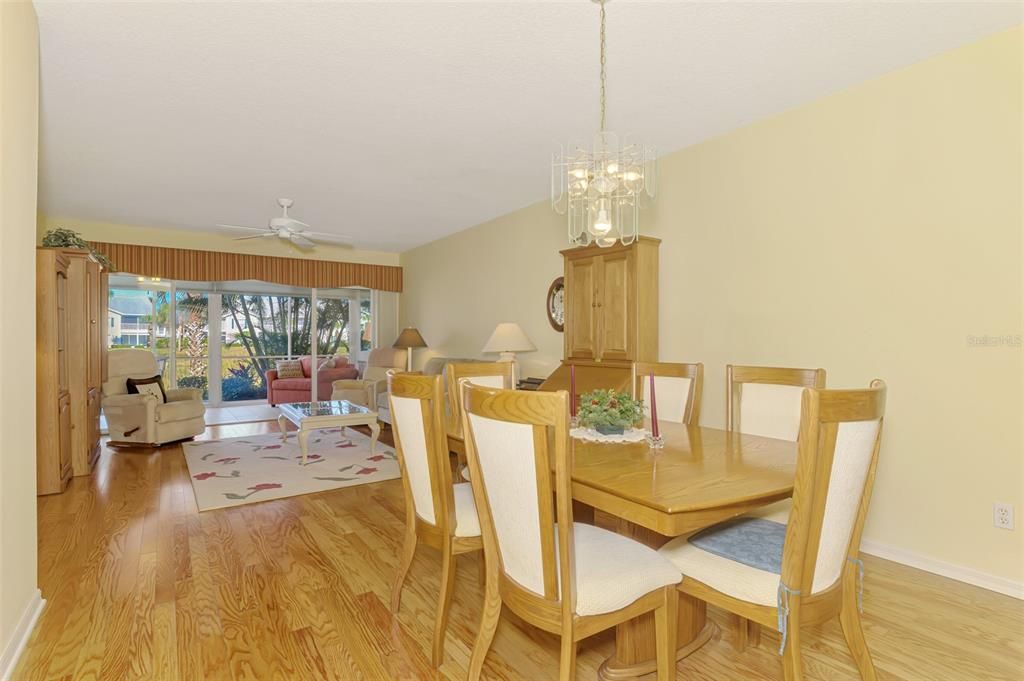 待售: $209,000 (2 贝兹, 2 浴室, 1176 平方英尺)