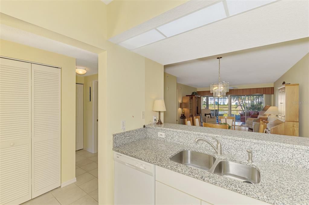 待售: $209,000 (2 贝兹, 2 浴室, 1176 平方英尺)